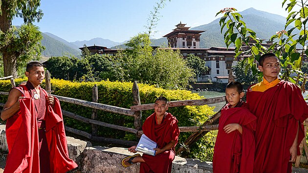 Mlad mnii ped klterem v Punakha