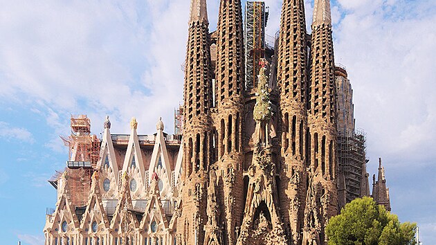 Piblin tak by ml po dokonen vypadat chrm Sagrada Familia v Barcelon, stavn podle pln Antony Gaudho. Jeby, kter v souasnosti zdob stavbu, byly digitln vymazny.