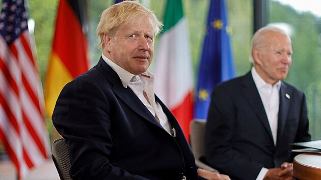 Britsk premir Boris Johnson (vlevo) s americkm prezidentem Joe Bidenem na summitu G7 v bavorskm zmku Elmau (28. ervna 2022).