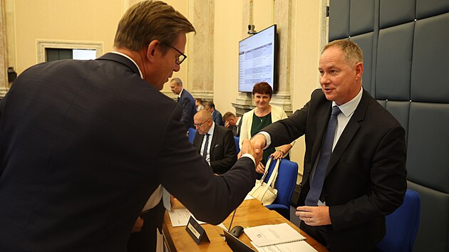 Vláda projednává jak konkrétně domácnostem pomůže s vysokými cenami energií. Na snímku Petr Gazdík a Martin Kupka. (22. června 2022)