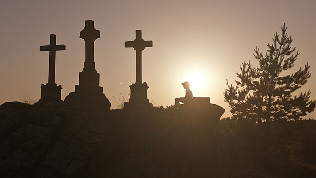 T�I K�͎E VE SLAVKOVSK�M LESE. Jsou na kr�sn� vyhl�dce nad Slavkovsk�m lesem obklopeny vz�cn�mi rostlinami, proto se k nim mus�te prot�hnout ne �pln� pohodlnou �ikanou v plot�, kter� br�n� v p��stupu mlsn� zv��i. Vlak jede do Be�ova nad Teplou.