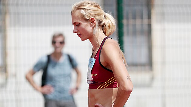 Nikoleta Jíchová před závodem na 400 metrů překážek na mistrovství republiky v Hodoníně