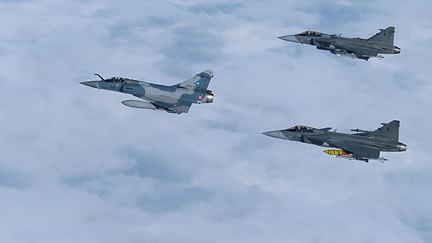 České gripeny a letoun Mirage 2000 francouzského letectva během mise v Pobaltí