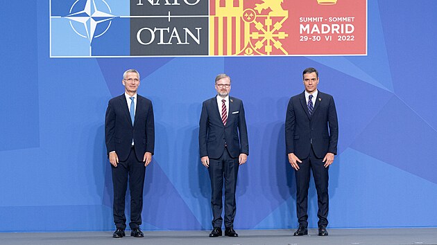 Premiér Petr Fiala s šéfem NATO Jensem Stoltenbergem a španělským premiérem Pedrem Sánchezem během summitu v Madridu