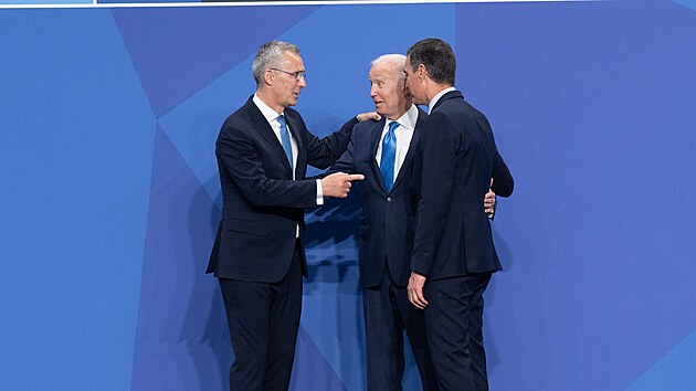 Americk prezident Joe Biden s fem NATO Jensem Stoltenbergem a panlskm premirem Pedrem Snchezem bhem summitu v Madridu