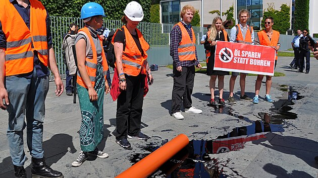 Protest klimatickch aktivist Letzte Generation (Posledn generace), kte polili budovu kanclstv v Berln ernou barvou. (22. ervna 2022)