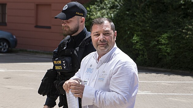 Policist k soudu pivdj k soudu Mateje Augustna, kter pat k obvinnm v kauze korupce kolem praskho dopravnho podniku. (22. ervna 2022)