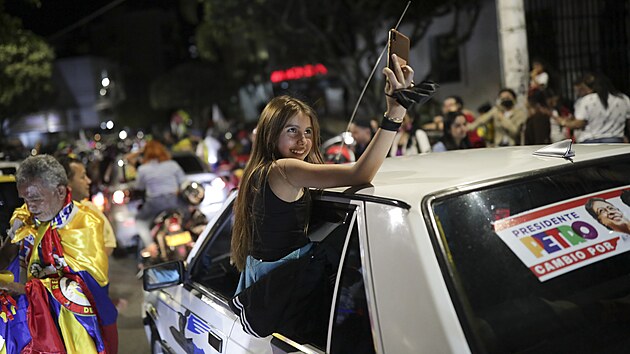 Kolumbie slav� prezidentsk� v�t�zstv� Gustava Petra, b�val�ho starosty Bogoty a v ml�d� �lena povstaleck� skupiny M-19. Krom� penzijn�, da�ov� reformy chce zm�nit postoj zem� ke drogov�m kartel�m. (19. �ervna 2022)