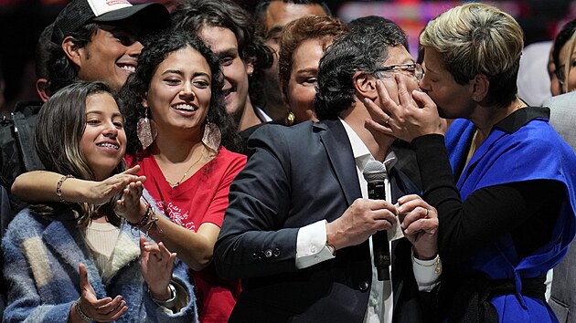 Vítězný polibek si pro nově zvoleného Gustava Petra připravila jeho žena Veronica Alcocerová. (19. června 2022)