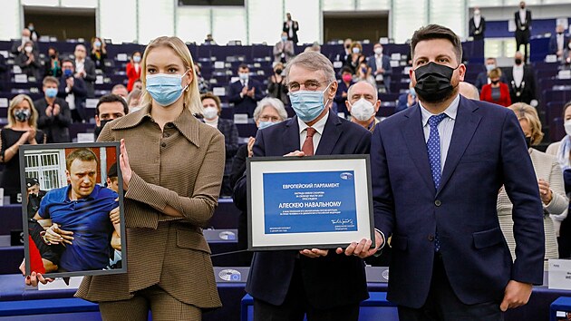Dcera ruského opozičního předáka Alexeje Navalného Darja Navalná jeho jménem převzala Sacharovovu cenu za svobodu myšlení, kterou mu v prosinci udělil Evropský parlament. (15. prosince 2021)