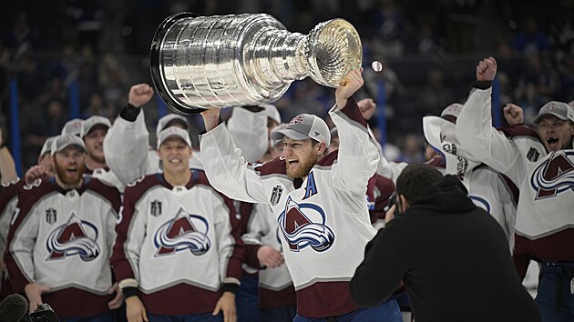 Coloradsk tonk Nathan MacKinnon zved nad hlavu pohr pro vtze NHL.