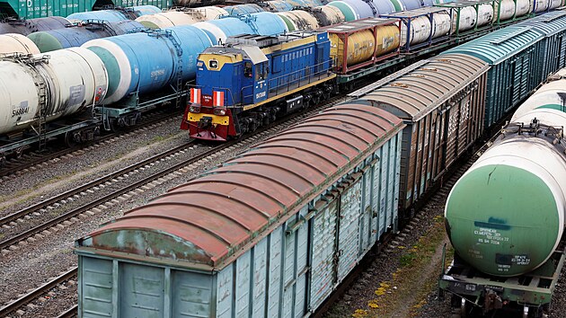 Nákladní vlak na seřaďovacím nádraží v Kaliningradu. Litva v souvislosti se sankcemi vůči Rusku stopla tranzit některého zboží do jeho exklávy v Pobaltí. (21. června 2022)