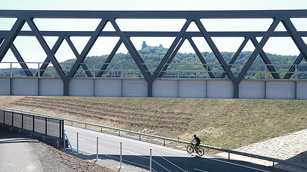 Díky nové mimoúrovňové křižovatce v Ktové je cesta z Turnova do Jičína příjemnější pro motoristy i cyklisty.