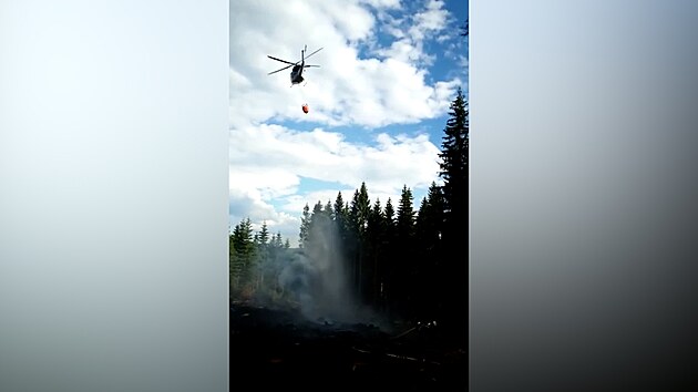 Požár na Sokolovsku pomáhal hasit vrtulník
