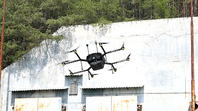 Lovec dronů uloví do sítě menší protivníky