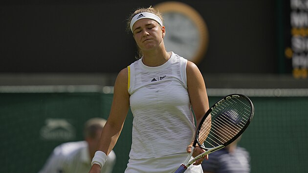 Karolna Muchov lituje ztracen vmny v zpase prvnho kola Wimbledonu.