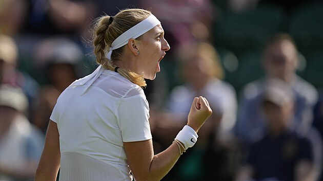 Petra Kvitová se raduje z úspěšné výměny proti Jasmine Paoliniové v prvním kole Wimbledonu.
