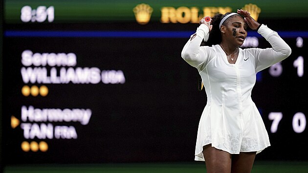 Amerianka Serena Williamsov bhem prvnho kola Wimbledonu.