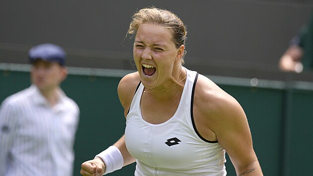 Němka Jule Niemeierová se raduje z velkého vítězství, v prvním kole Wimbledonu...