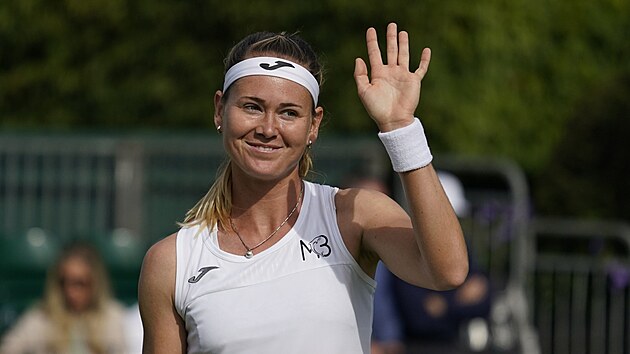 Marie Bouzková se usmívá po vítězství ve druhém kole Wimbledonu.