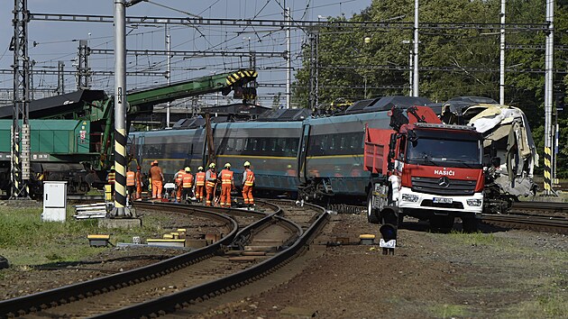 Drn hasii likviduj nsledky srky vlaku pendolino s posunovac lokomotivou. (27. ervna 2022)