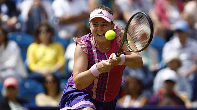 Jelena Ostapenková během finále turnaje v Eastbourne.