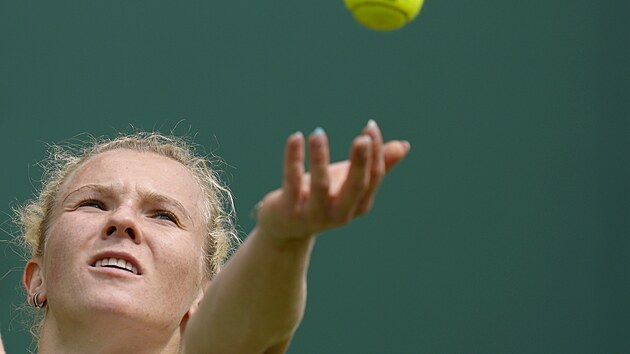 Kateřina Siniaková podává v prvním kole Wimbledonu proti Polce Maje Chwaliňské.