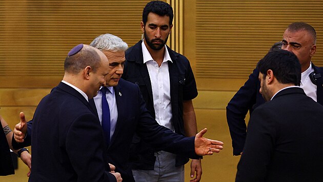 Izraelsk premir Naftali Bennett (vlevo) s ministrem zahrani Jairem Lapidem (vedle nj, 20. ervna 2022)