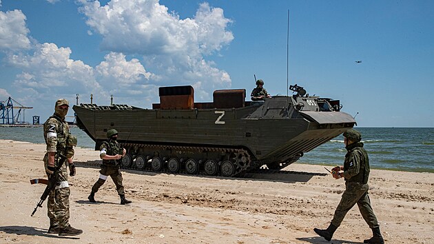 Ruští vojáci v ukrajinském Mariupolu zbavují pláž min. (13. června 2022)