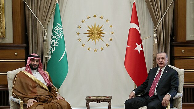 Tureck prezident Recep Tayyip Erdogan (vpravo) pijal korunnho prince Sadsk Arbie Muhmmada bin Salmna. (22. ervna 2022)