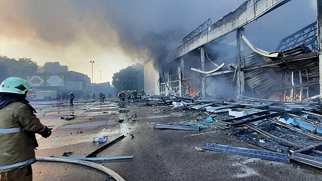 Ruská armáda zaútočila na obchodní centrum v ukrajinském Kremenčuku. (27. června 2022)