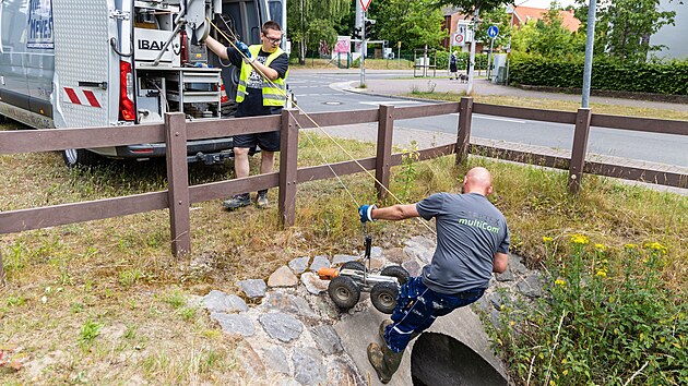 Osmilet nmeck chlapec zabloudil v kanalizanm systmu pro odvod deov vody. Policie pi jeho hledn vyuila i robota. (26. ervna 2022)