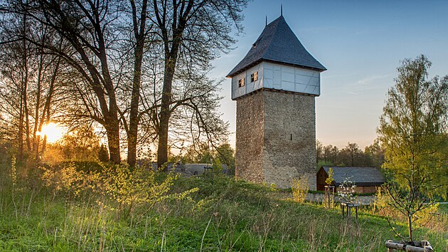 Tvrz s opravenou věží stojí na okraji osady Tichá, která spadá pod Dolní Dvořiště.