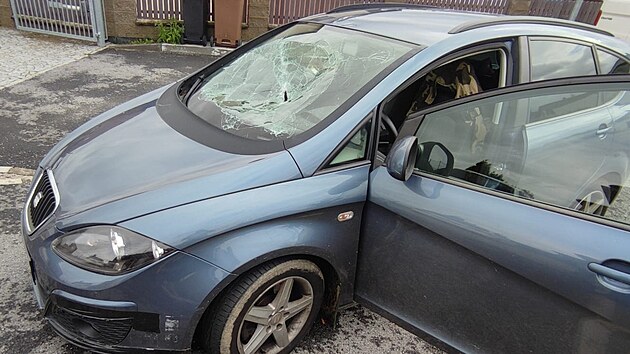 Žena vyjela na silnici pod vlivem drog, navíc s autem, které mělo zničené čelní sklo.