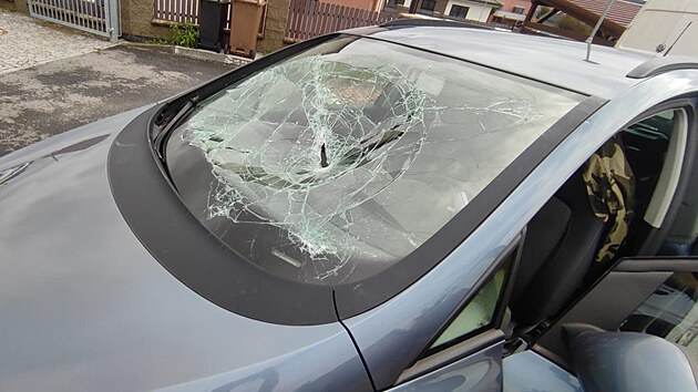 Žena po zadržení odmítla policistům sdělit, kdo jí rozbil čelní sklo u auta.