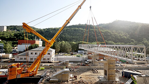 Celkem 150 tun váží konstrukce, kterou v pondělí 20. června 2022 ráno začali...