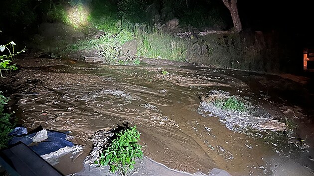 Vodovod praskl tak� v Olomouck� ulici v brn�nsk� Slatin�, zde v�ak nem�l vliv na dopravu.