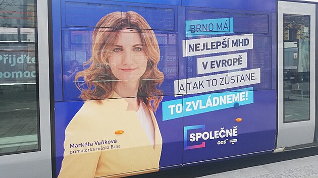 Brněnské tramvaje s reklamou primátorky Markéty Vaňkové mají zabezpečená okna s...