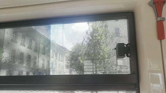 Brněnské tramvaje s reklamou primátorky Markéty Vaňkové mají okna zabezpečena páskami s pokynem Neotvírat.