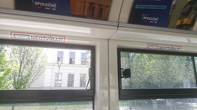 Brněnské tramvaje s reklamou primátorky Markéty Vaňkové mají okna zabezpečena páskami s pokynem Neotvírat.
