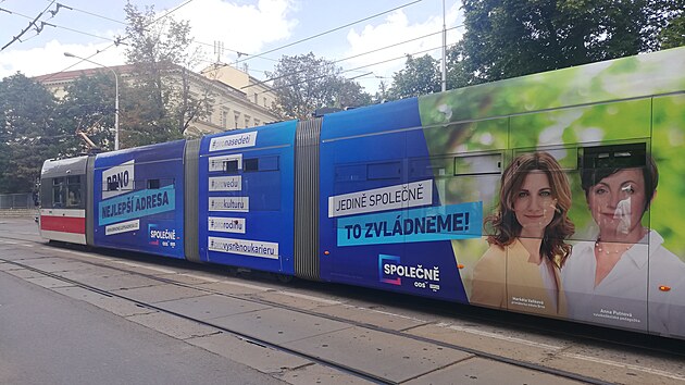 U této tramvaje zabírá reklama ODS s primátorkou Markétou Vaňkovou většinu soupravy. Okna, která jsou součástí polepu, se podle pokynů otevírat nemají, cestující to však ne vždy respektují.