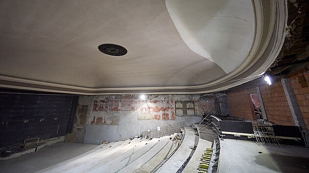 Skořepina stropu pi opravch kina Vesmr v Trutnov (2022)