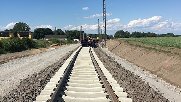 Zdvoukolejnění trati v úseku Pardubice - Rosice nad Labem - Stéblová pokračuje. Pomocí obnovovacího vlaku SMD 80 dělníci položili 6 500 pražců v úseku dlouhém 3 900 m.