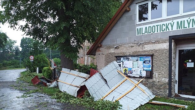 Utržená střecha z jednoho z baráků na Pardubicku.
(20. června 2022)