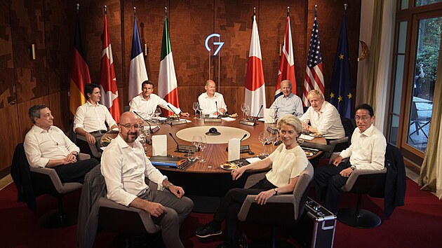 Skupina sedmi lídrů G7 na slavnostní večeři na zámku Elmau v Krün (26. června 2022)