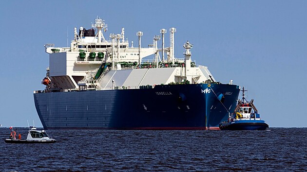 Americký tanker Isabella vplouvá do přístavu terminálu LNG ve Svinoústí (28. dubna 2022).