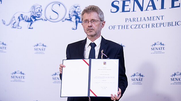 Předseda Senátu Miloš Vystrčil vyhlásil termín voleb prezidenta. První kolo proběhne 13. a 14. ledna. (27. června 2022)
