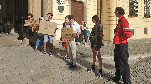 Před budovu brněnského magistrátu i do jednacího sálu přišli protestovat lidé, kteří kritizují přístup města k ukrajinským Romům. (21. 6. 2022)