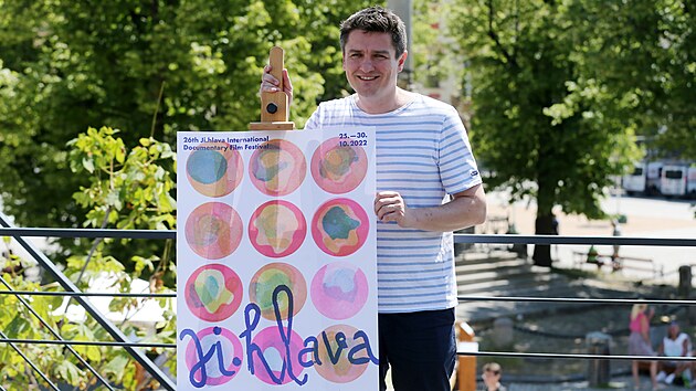 Odhalení oficiálního plakátu letošního festivalu dokumentů Ji.hlava se odehrálo na Masarykově náměstí v Jihlavě. Podle šéfa festivalu Marka Hovorky je plakát barevný, radostný a povzbudivý.