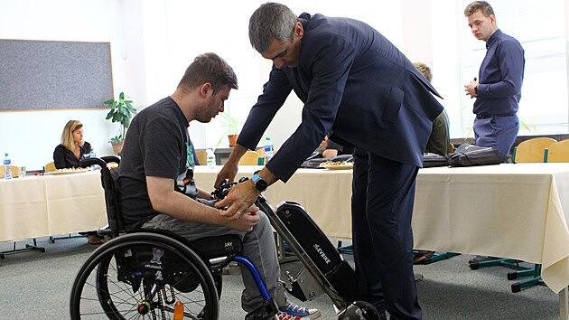Absolvent žďárské střední průmyslové školy Štěpán Pejchl už si zvyká na přídavný elektrický pohon ke svému invalidnímu vozíku. Pod vedením učitelů jej vytvořila šestice studentů této školy. Společný maturitní projekt jim zabral přes 300 hodin práce.